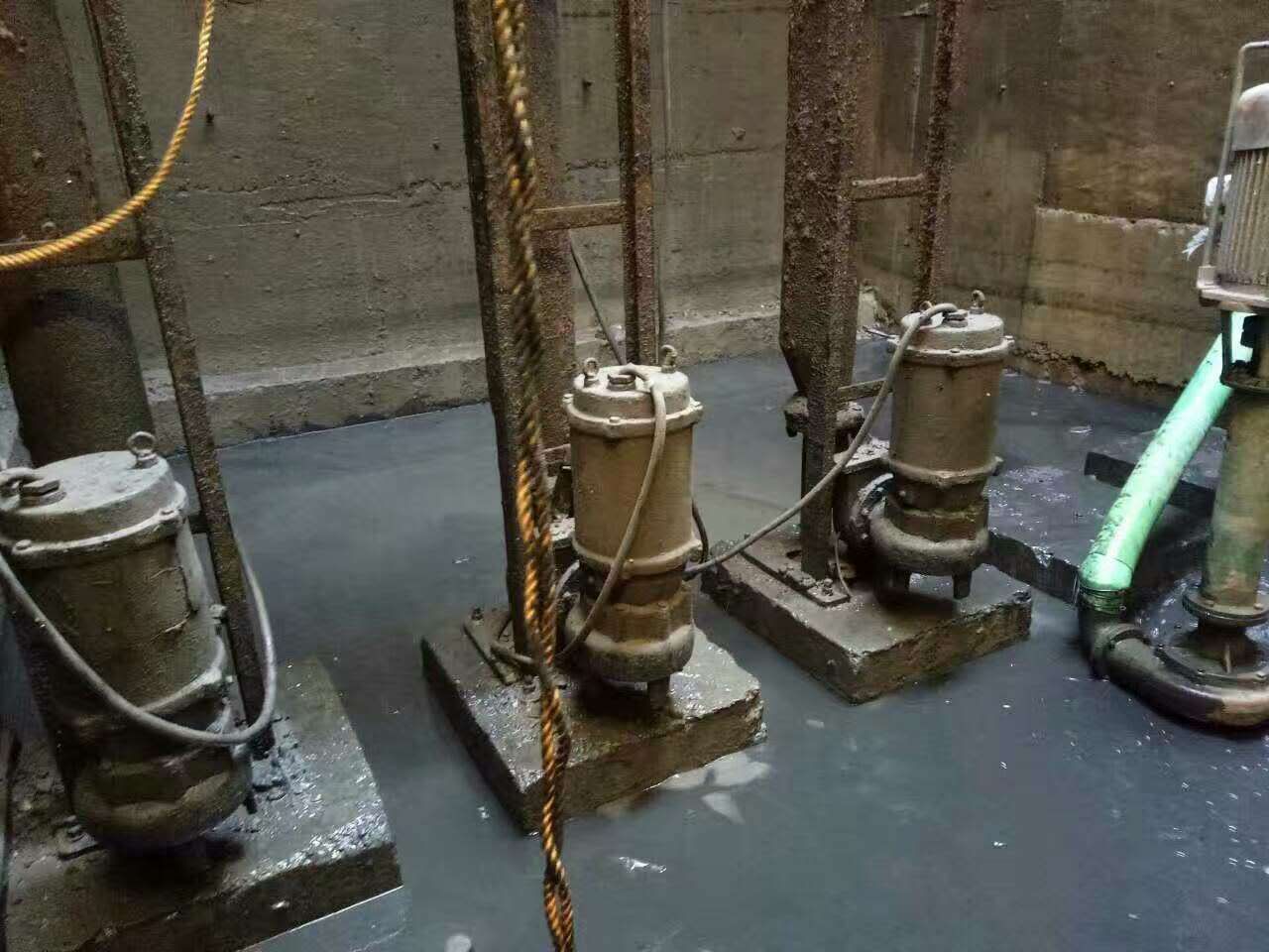 自流井污水池清理