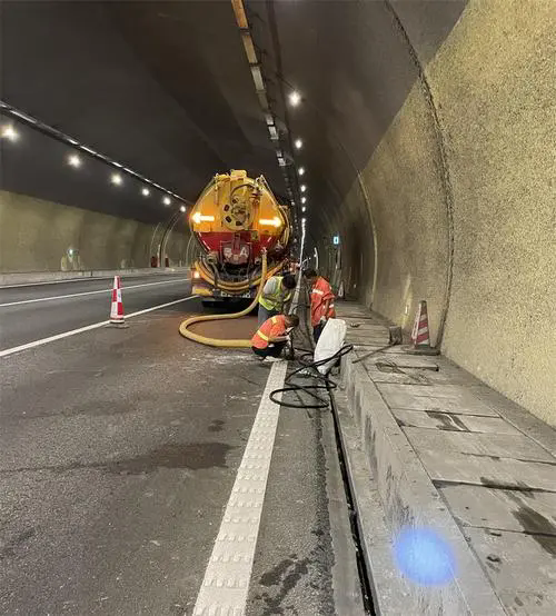 自流井隧道排水渠清淤